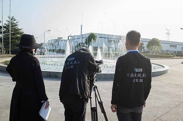 采編人員拍攝公司外景