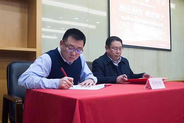 董長軍董事長就完成2018年度營銷目標(biāo)與營銷總經(jīng)理劉建軍簽訂責(zé)任書 1527731448789052.jpg