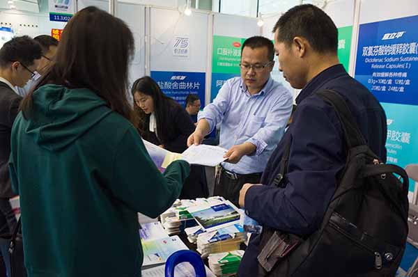 控銷部工作人員向客戶介紹產品